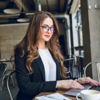 Femeie la birou - Foto: Freepik (Imagine cu rol ilustrativ)