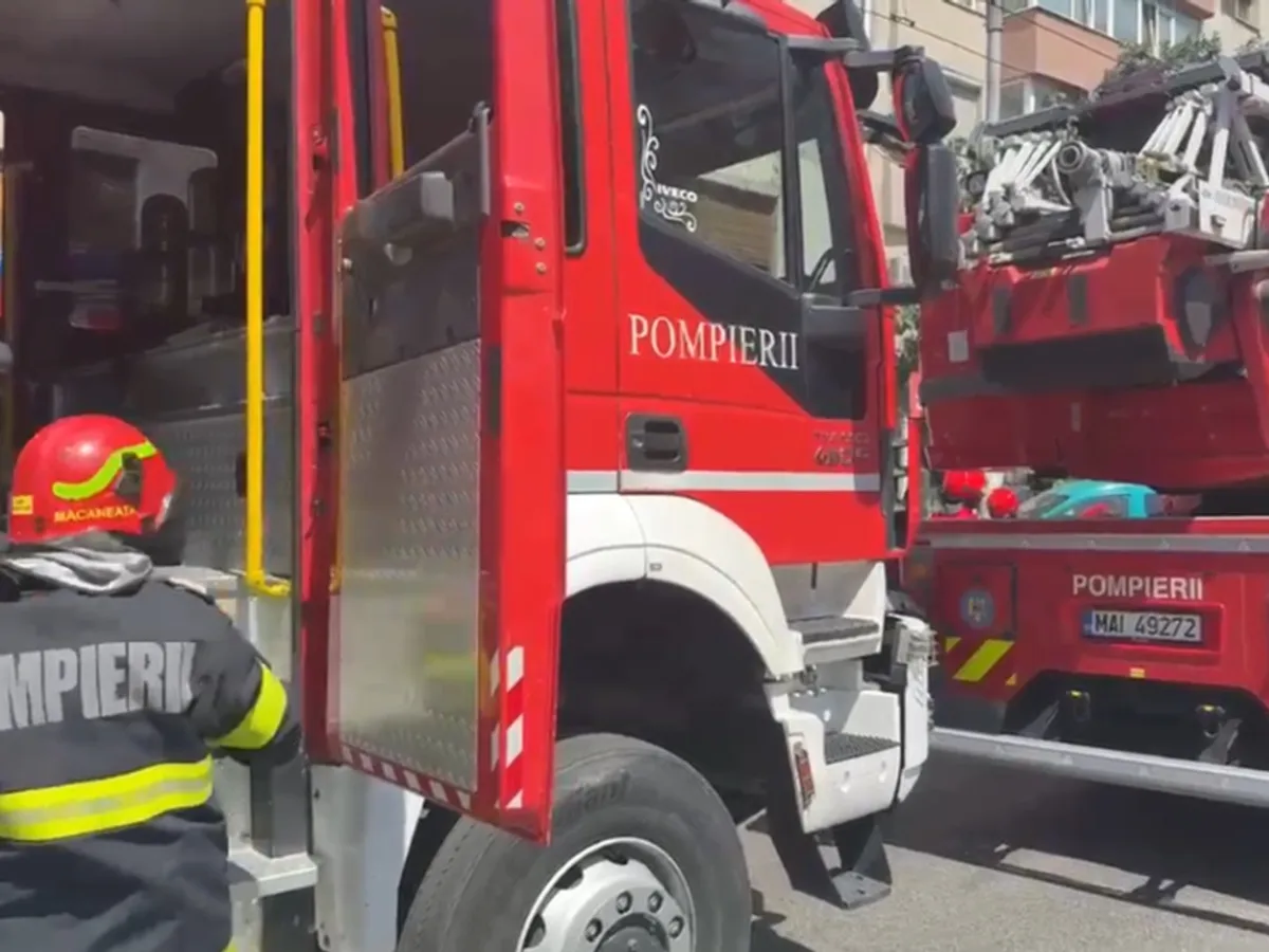 VIDEO Incendiu în București. Mai multe echipaje de pompieri, trimise la fața locului