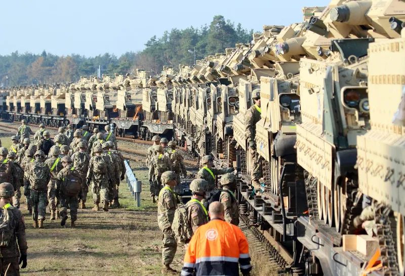 Soldați SUA descarcă echipamente de luptă grele, inclusiv tancuri Abrams, &icirc;n gara de l&acirc;ngă baza militară Pabrade din Lituania - Foto: Profimedia Images