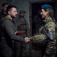 Președintele Volodymyr Zelenskyy, în acordă o medalie unei femei din rândul pușcașilor marini ucraineni în timpul unei vizite pe linia frontului din regiunea Donețk, la 23 Mai Foto: profimediaimages.ro