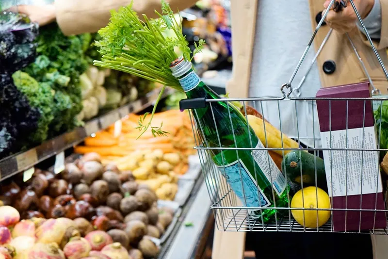 Femeie făc&acirc;nd cumpărături &icirc;n hypermarket - Foto: Pexels/Tara Clark