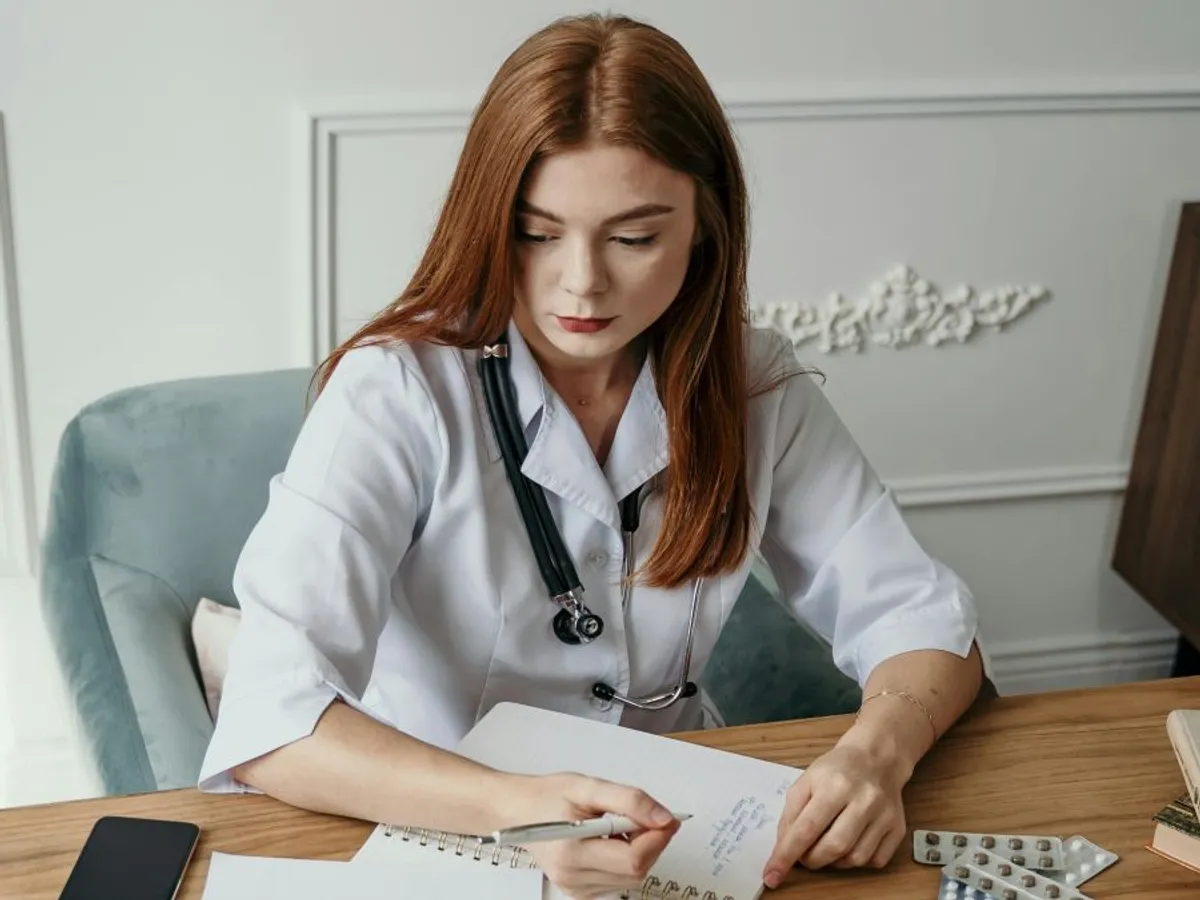 Doctoriţă pregătind reţete, la biroul ei - Foto: Pexels/Tima Miroshnichenko