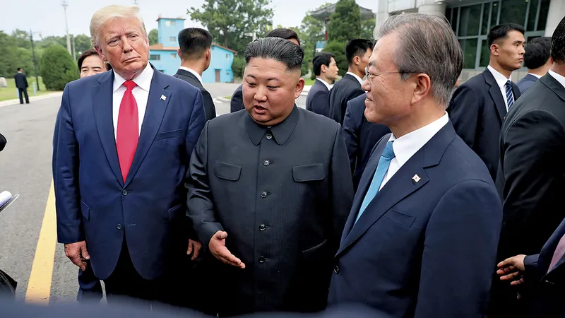 ÎNTÂLNIRE ISTORICĂ Președintele Donald Trump și liderul nord-coreean Kim Jong Un se plimbă în interiorul DMZ, în iunie 2019, în timpul unui dezgheț temporar al relațiilor : Foto: Dong-a Ilbo/ Getty Images