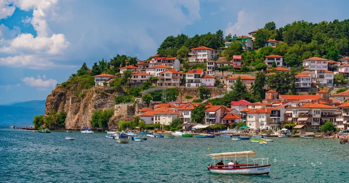 Peisaj lac din Serbia cu barcă și natură de poveste