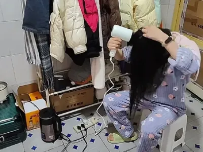 Plătește chirie 7 $ pe lună ca să locuiască într-o toaletă - Foto: odditycentral.com