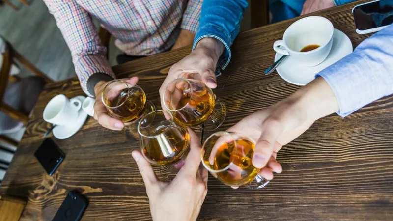 Cum poți scăpa rapid de mahmureală? Remedii rapide după o noapte în care ai petrecut cu alcool - Foto: Freepik.com (rol ilustrativ)