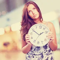 Femeie cu ceas cu orele puse invers - Foto: Freepik (cu rol ilustrativ)