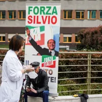 Silvio Berlusconi este internat la terapie intensivă la spitalul San Raffaele din Milano. În imagine: bannere în fața spitalului - Foto: Profimedia Images