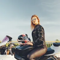 De ce motocicliștii își întind piciorul când depășesc în trafic? Gestul pe care nu mulți îl înțeleg - Foto: Freepik (rol ilustrativ)