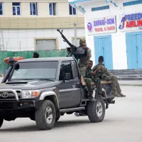 Forțele de securitate somaleze patrulează în fața hotelului Hayat din Mogadiscio. / Foto: Profimedia