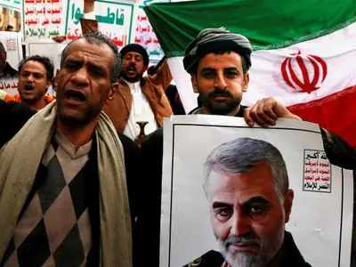 Oamenii se adună pentru a protesta împotriva atacului aerian al SUA în Irak, care l-a ucis pe comandantul iranian Qassem Soleimani/FOTO: Getty