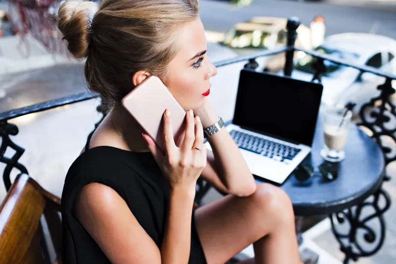 Femeie vorbește la telefon - Foto: Freepik