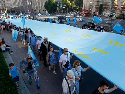 Drapelul tătarilor din Crimeea, purtat pe străzile din Kiev. Foto Getty Images