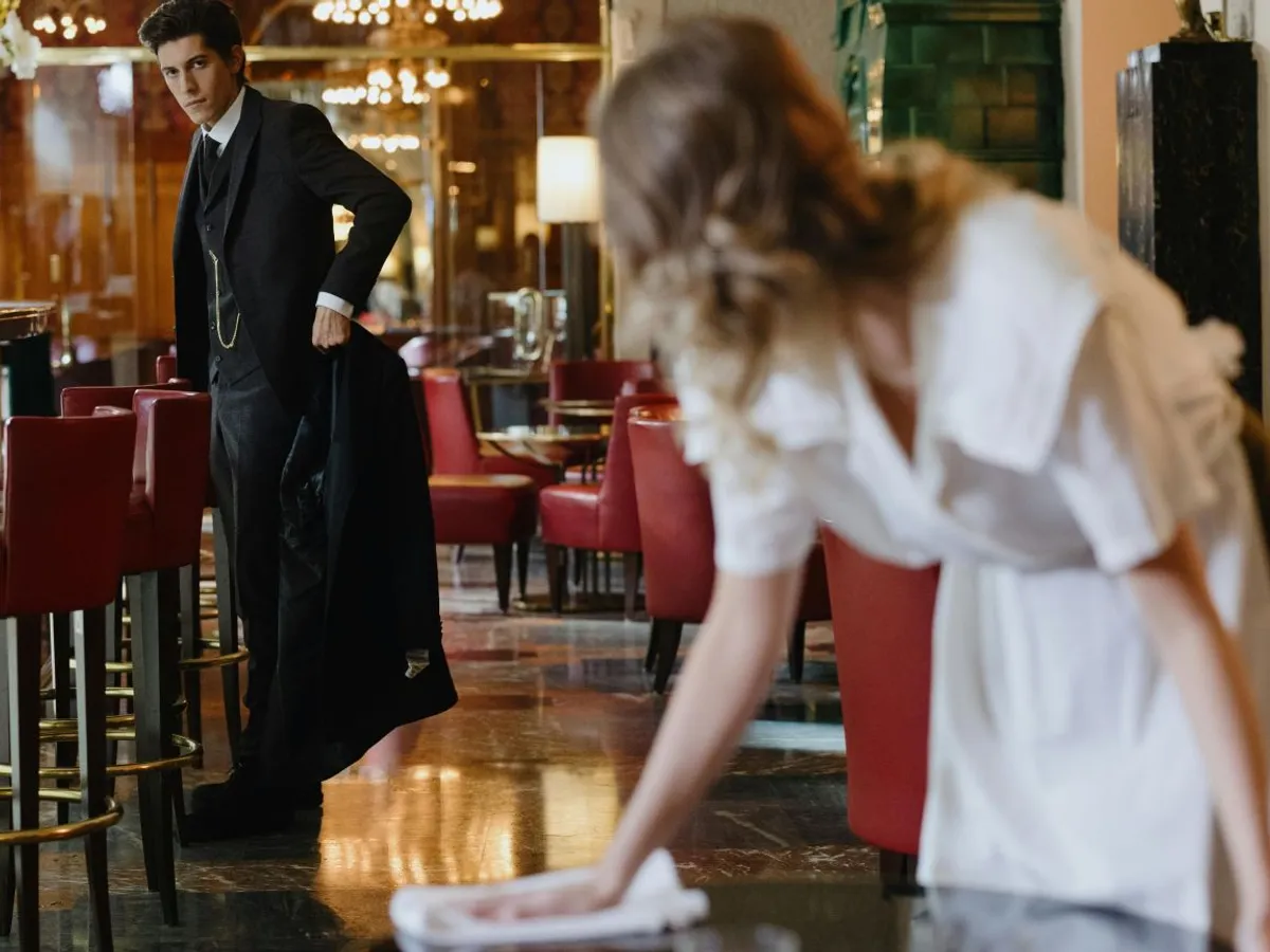 Chelneriţă într-un restaurant - Foto: Pexels/cottonbro studio