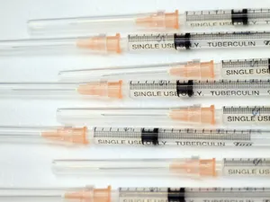 Vaccinarea anti-COVID se poate opri brusc: nu sunt suficiente seringi/FOTO: Digi24