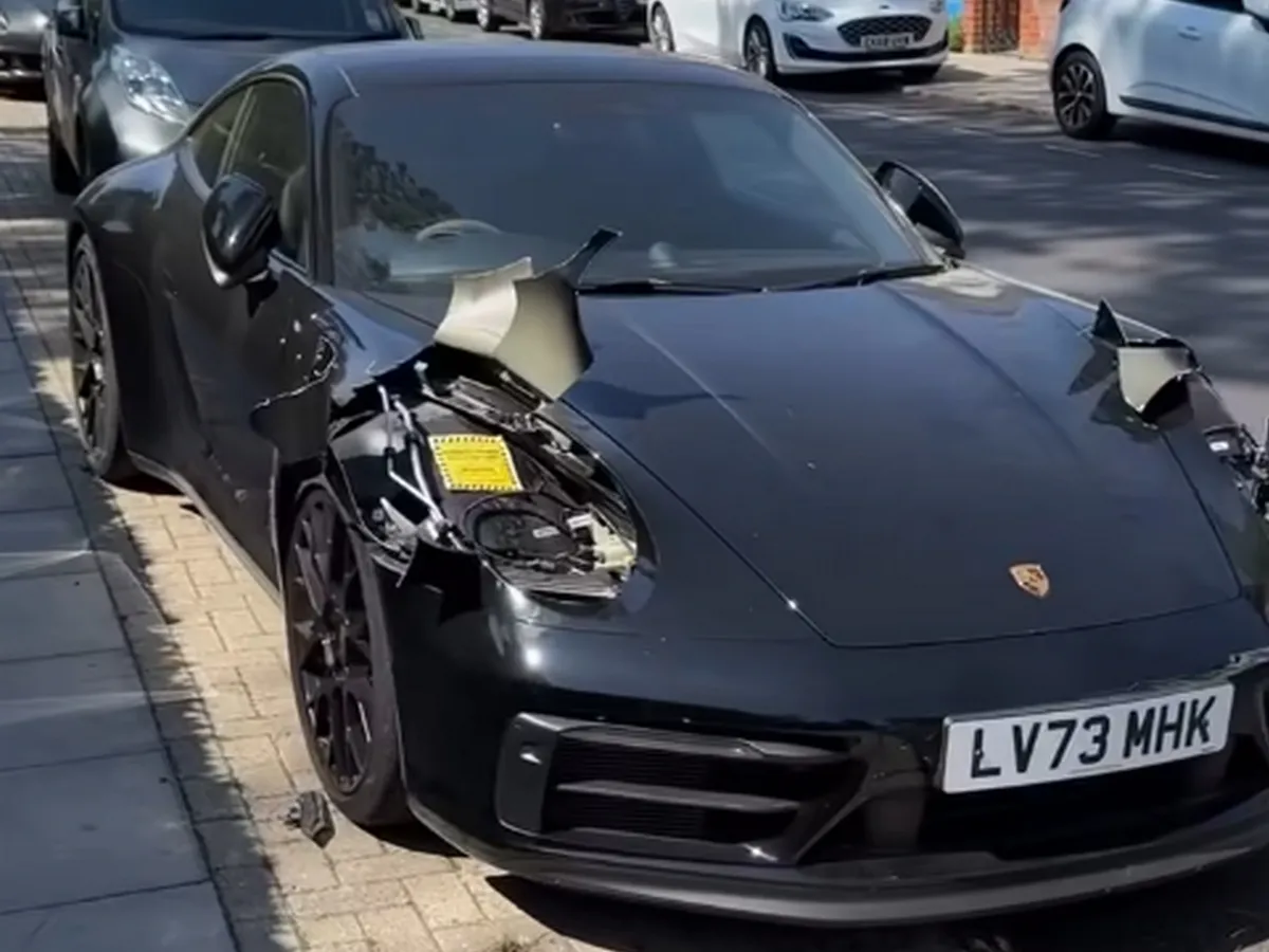 Imagini virale! Cum i-au furat hoții farurile unui Porsche 911? Tabla, tăiată ca la conserve - Foto: captură video