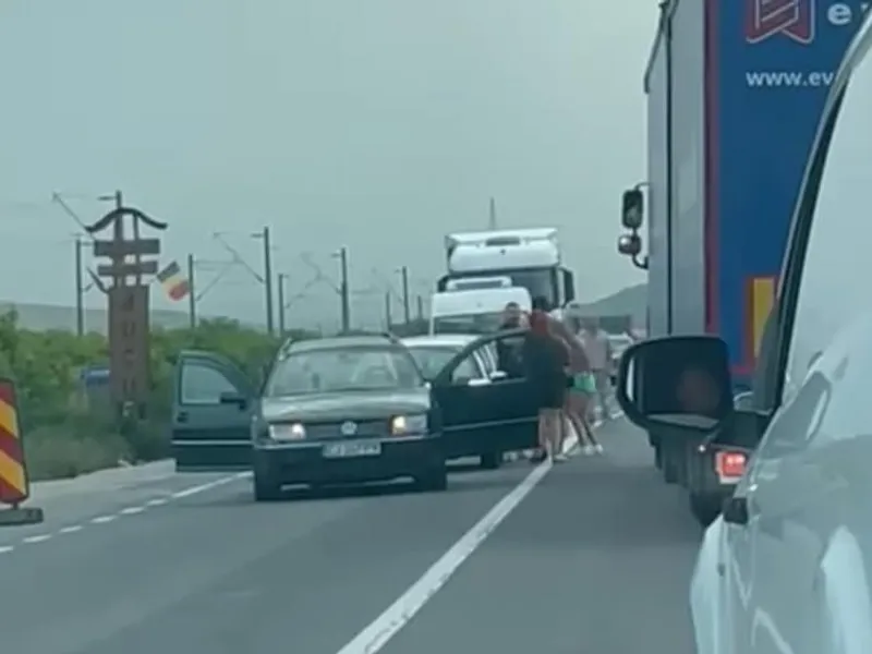 Doi șoferi s-au șicanat în trafic, apoi s-au luat la bătaie în drum. Unul a scos un topor. / Foto: stiridecluj.ro