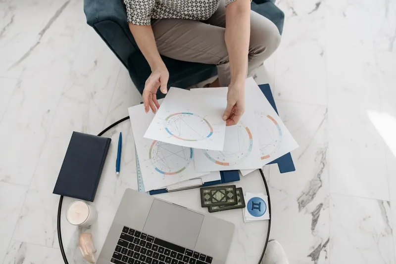 Grafice astrologice afișate pe un laptop - Foto: Pexels (Imagine cu rol ilustrativ)