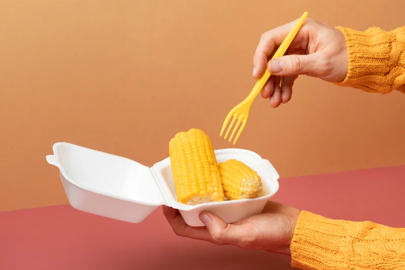 Persoană care vrae să consume porumb fier - Foto: Freepik (rol ilustraiv)