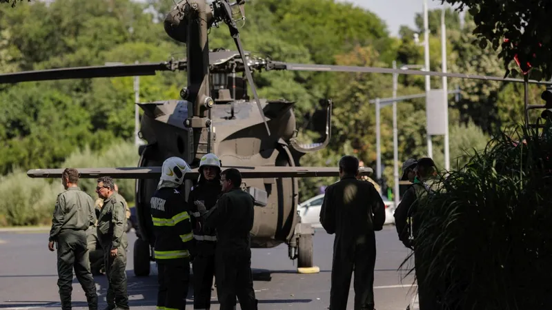 Cum s-a văzut dintr-un autobuz aterizarea forțată a elicopterului Black Hawk. Foto Inquam Photos/Octav Ganea