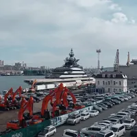 Ambarcaţiunea de 142 de metri, supranumită "The North", care aparține unui apropiat al lui Putin, a fost văzută joi de localnici lângă intrarea în portul din Hong Kong - Foto: Profimedia Images