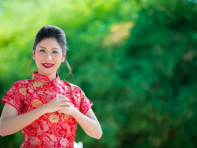 Portret de femeie asiatică frumoasă în rochie cheongsam - Foto: Magnific.com (Imagine cu rol ilustrativ)