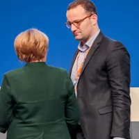 Ministrul german al Sănătăţii, Jens Spahn, a devenit cel mai recent politician din rândul conservatorilor cancelarului Angela Merkel ajuns în centrul atenţiei în scandalul legat de contractele cu măşti de protecţie împotriva COVID-19. / Foto: spiegel.de