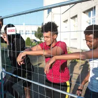 DISPERARE Migranții lăsați să plece din Belarus au fost cazați în școli vechi în Lituania. Provin din Coasta de Fildeș,  Camerun, Somalia, Eritrea și Senegal - Foto: Getty Images
