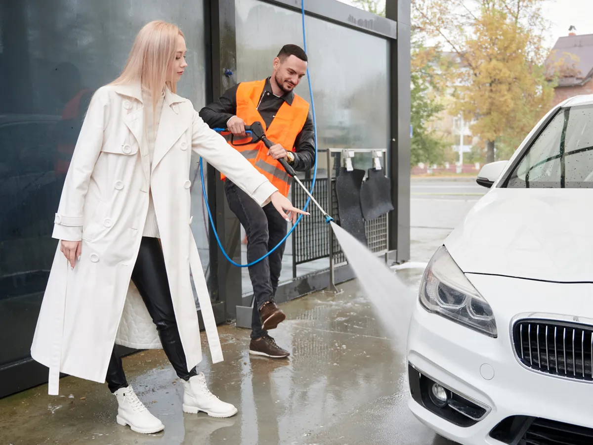 Cel mai recomandat mod de a spăla mașina iarna e cel manual, cu jet - Foto: Freepik (imagine cu rol ilustrativ)