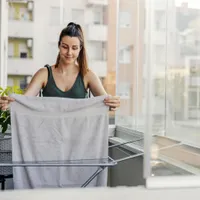 Cum să-ți usuci rufele rapid pe balcon în luna decembrie. Trebuie rulate într-un prosop înainte de uscare - Foto: Freepik (Imagine cu rol ilustrativ)