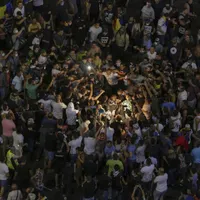 Momentul în care cei doi jandarmi sunt atacați de un grup de oameni violenți. FOTO: Octav Ganea - Inquam Photos