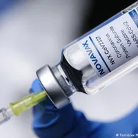 EMA a autorizat luni vaccinul anti-COVID-19 dezvoltat de compania americană Novavax/FOTO: dw.com