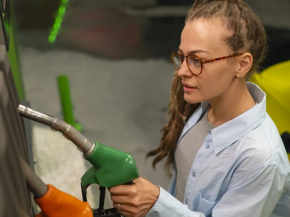 O femeie se pregăteşte să facă plinul, la pompa de benzină - Foto: Freepik/CC0