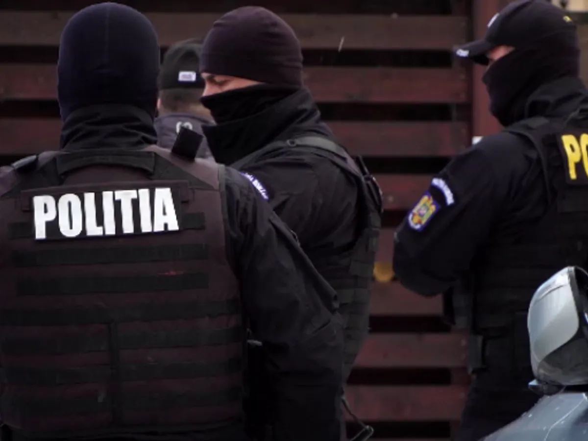 Polițiștii efectuează 40 de percheziții la Fetești. / Foto: stirileprotv.ro