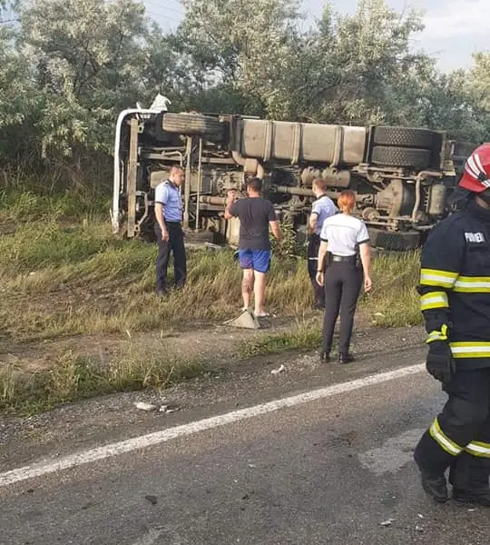 Ce a rămas dintr-o mașină în urma unui impact cu o cisternă. / Foto: Info Trafic 24, Facebook