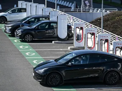 Scandal imens. Ai mașină electrică Tesla? Ai kilometrajul „mânărit” din fabrică. Minte la autonomie - Foto: Profimedia Images (Imagine cu rol ilustrativ)