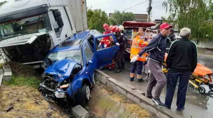 Autoturism, transformat într-un morman de fiare în urma impactului cu un TIR cu ulei pe DN 64. / Foto: ISU Vâlcea