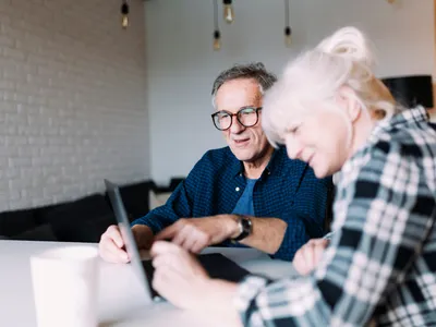 Pensionari cu laptop Foto: Freepik (imagine cu rol ilustrativ)