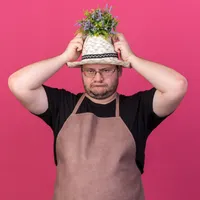 Planta din grădină cu care îți trece durerea de cap. O pui în păr sau la pălărie, trece instant  - Foto: Freepik (imagine cu rol ilustrativ)