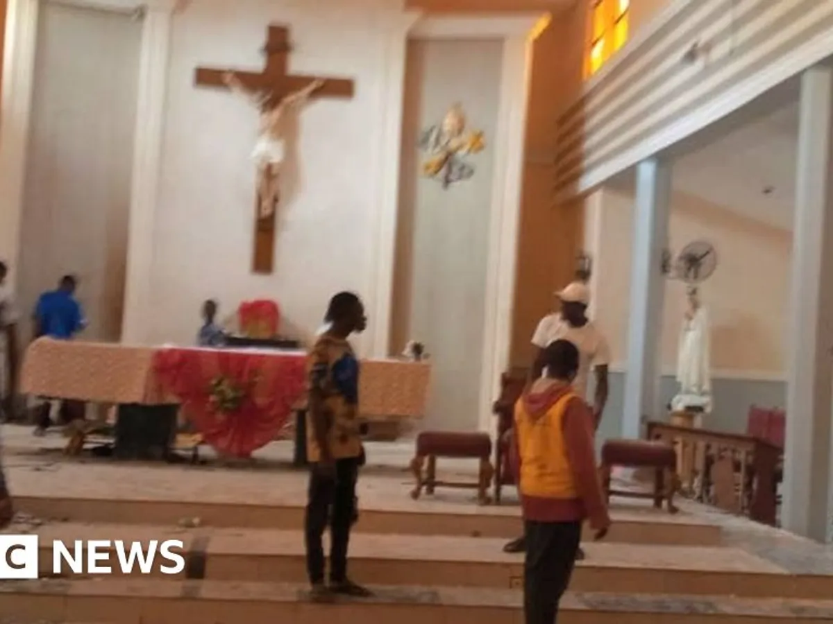 Zeci de morţi în urma unui atac armat într-o biserică din Nigeria. Printre ei sunt și copii / BBC