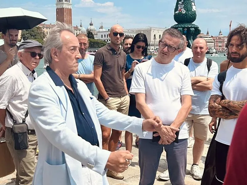 Un criminal a devenit ghid şi le arată turiştilor unde a dat spargeri şi unde a stat în puşcărie - Foto: Facebook/Giampaolo Manca