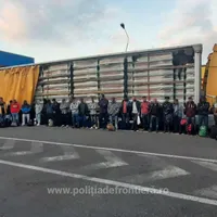 „Surpriză” în Vama Nădlac: 36 de migranți, descoperiți într-un TIR plin cu sicrie. / Foto: politiadefrontiera.ro