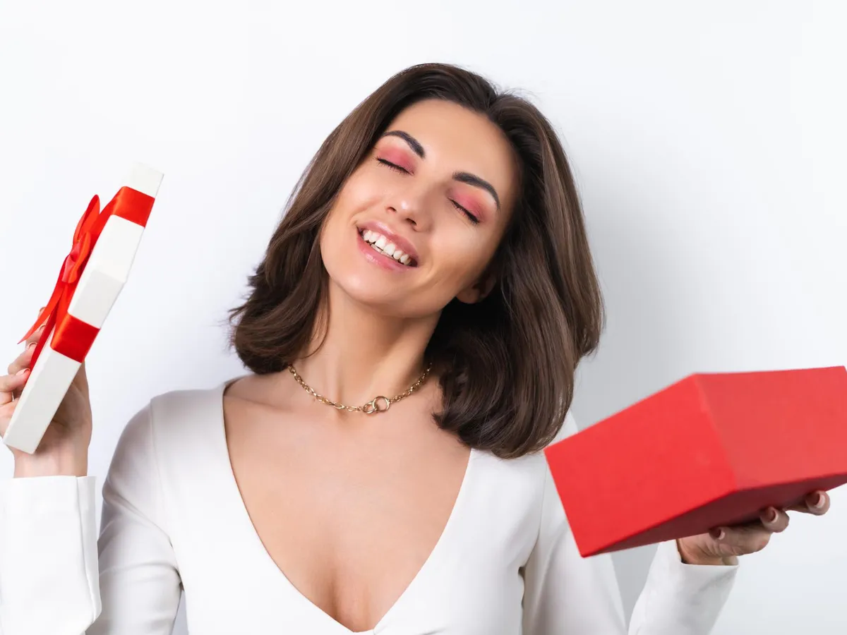 Femeie cu o cutie de bijuterii - Foto: Freepik (Imagine cu rol ilustrativ)