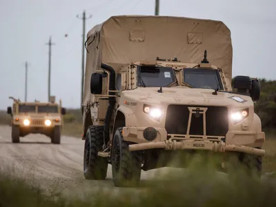 HMMWV (spate) și JLTV - Foto: Profimedia Images