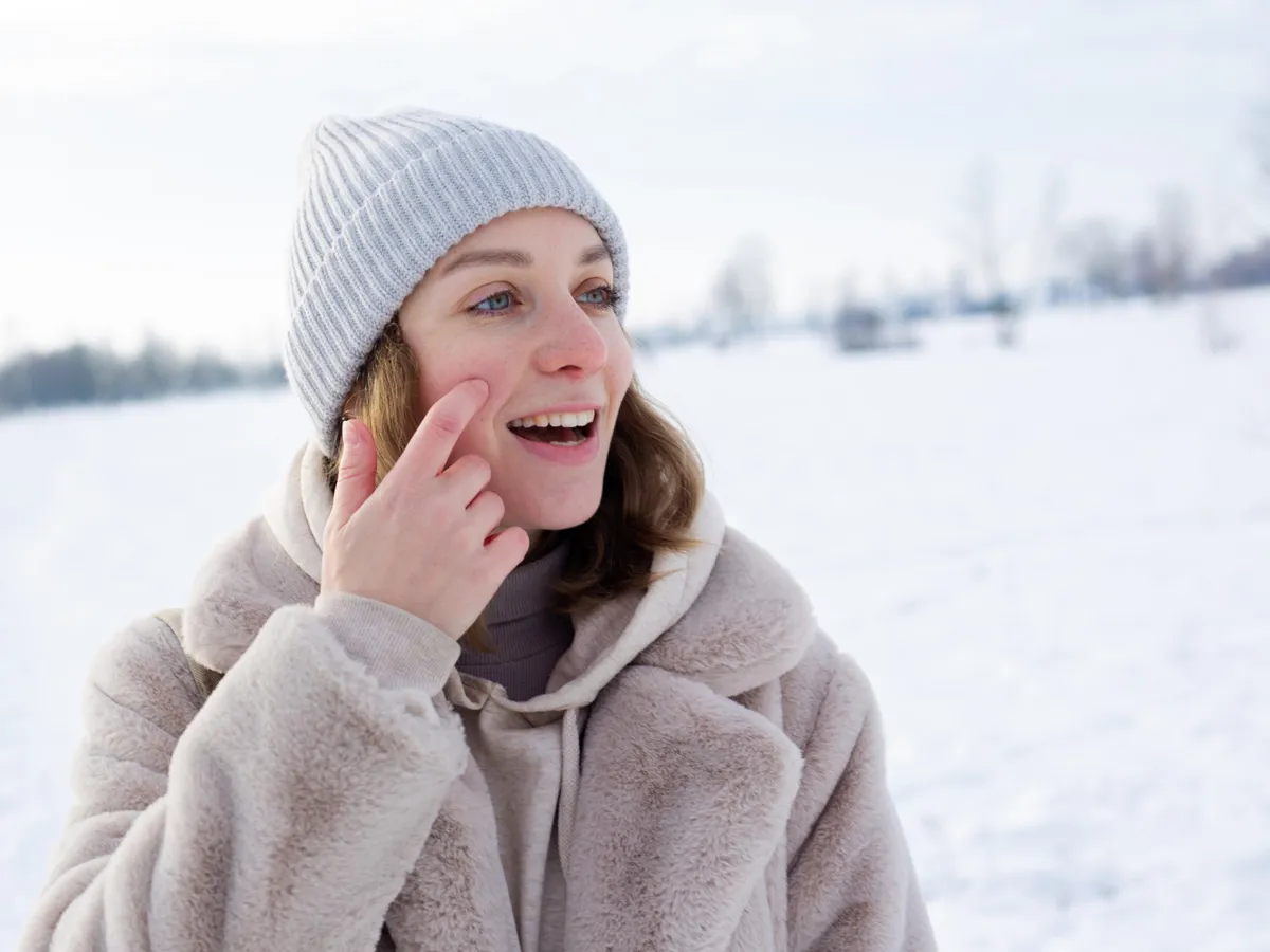 Femeie iarna afară - Foto: Freepik (Imagine cu rol ilustrativ)