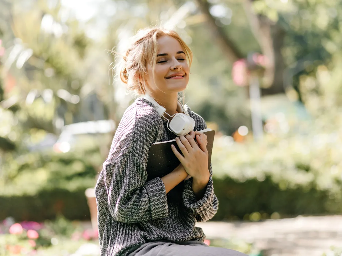 Femeie cu monedă - Foto: Freepik