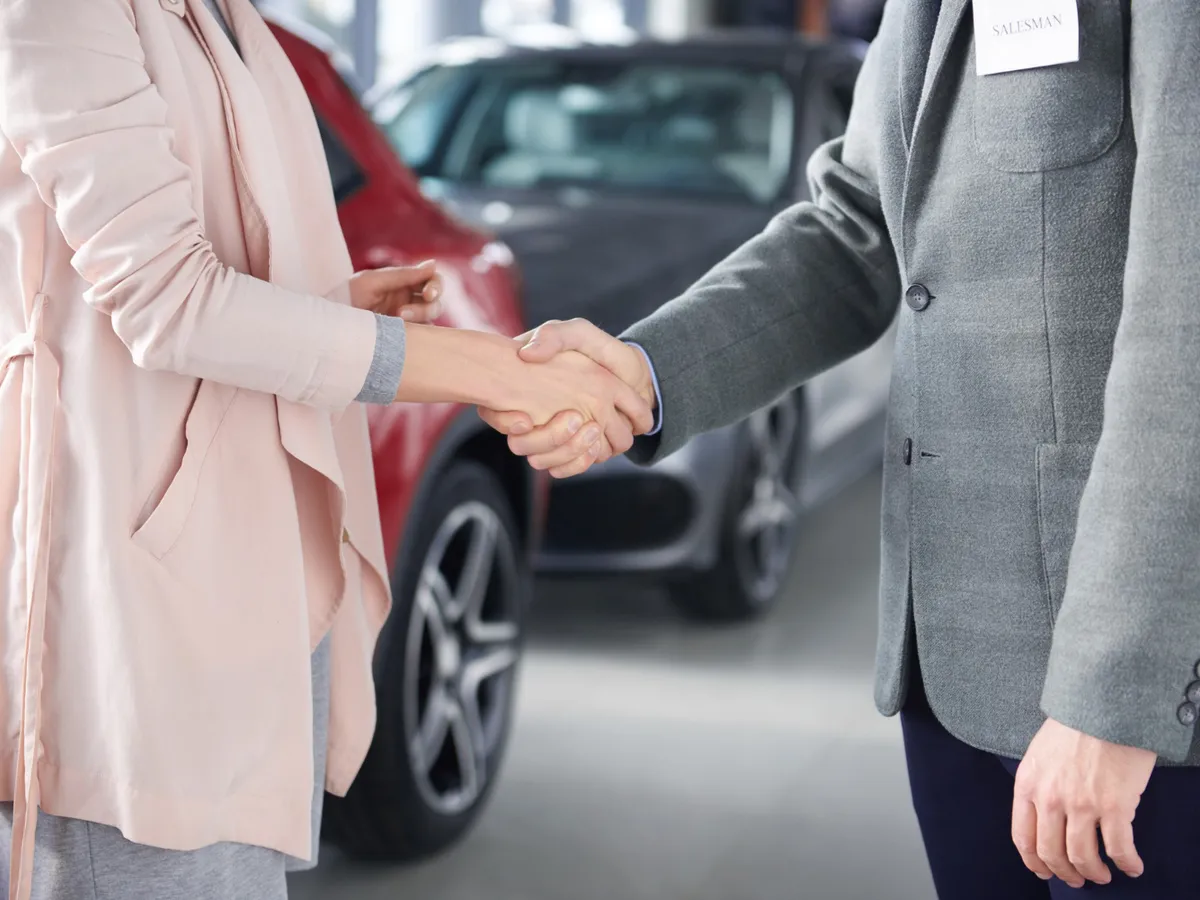 Trucul ascuns al vânzătorilor de mașini second-hand: cum te pot păcăli cu kilometrajul? Mulți ignoră detaliul