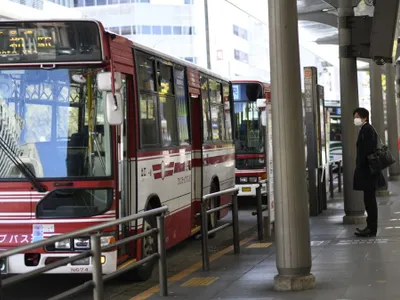 Navetiștii așteaptă autobuzul în fața stației JR Kyoto - Foto: Profimedia Images (imagine cu caracter ilustrativ)