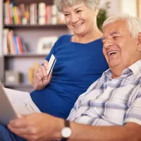 Pensionari verificând pensia pe card - Foto: Freepik