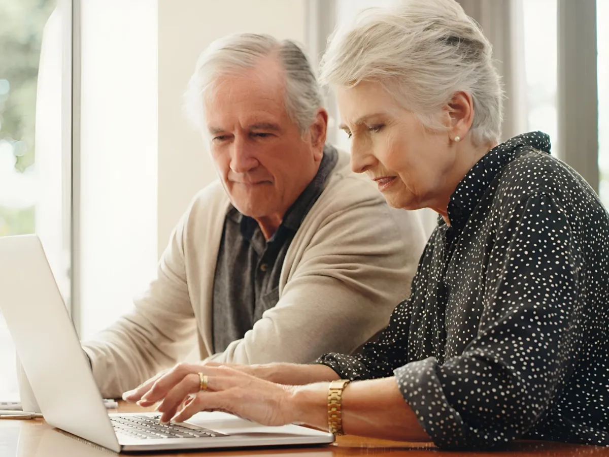 Pensionari aflând vești rele la pensie - Foto: Freepik
